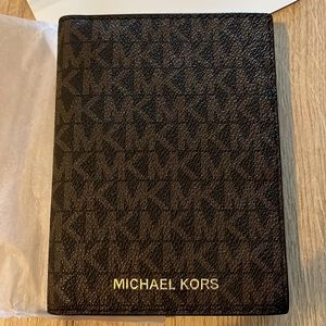 Michael Kors - Passport Wallet